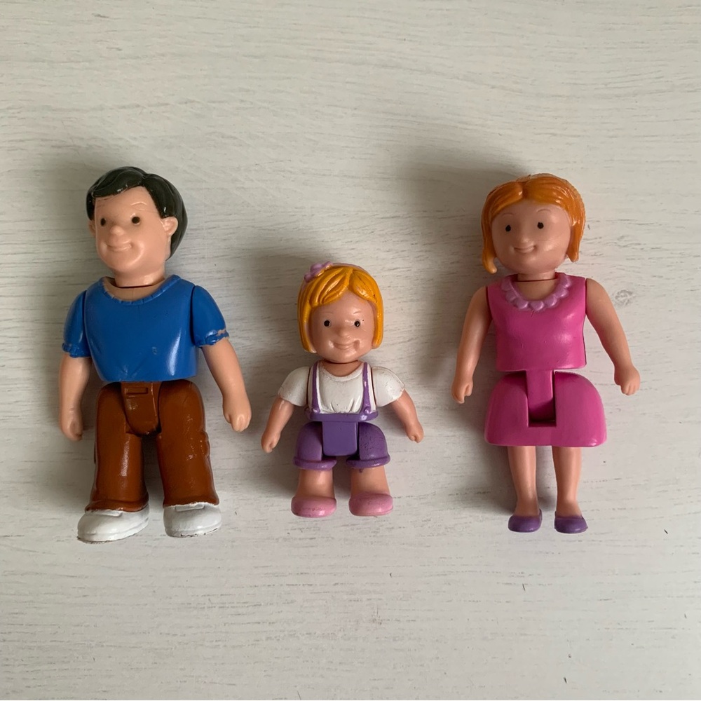 Toys R Us You & Me Happy Together Cottage Dollhouse Dolls Family of 3